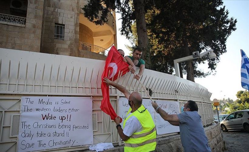 İsrail ordusundan silahlı bir kişinin de aralarında bulunduğu grup Türk bayrağı yaktı