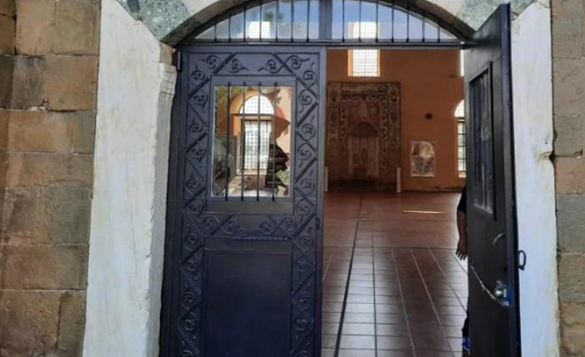 Yunanistan'da camiye taşlı saldırı