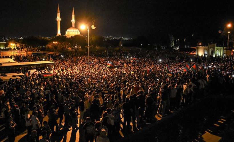 Azerbaycan'da halk seferberlik talebiyle Milli Meclisin önünde toplandı