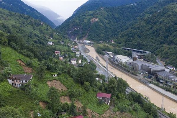 Rize'de Ağaran Şelalesi bölgesinde otellerde mahsur kalan 41 kişi tahliye edildi