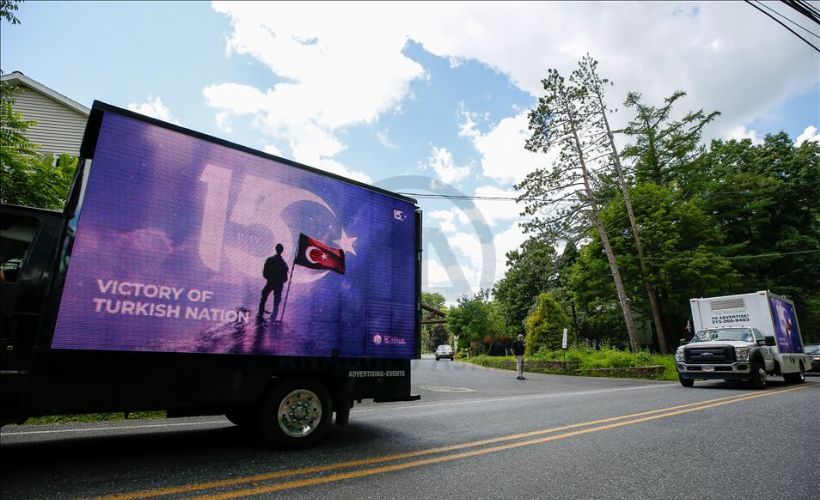 Fetullahçı Terör Örgütünün elebaşı Fetullah Gülen'nin evinin önünde protesto