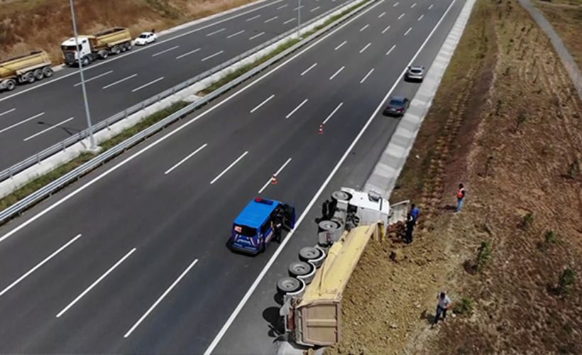 Kuzey Marmara Otoyolu'nda kum yüklü kamyon devrildi: 1 yaralı