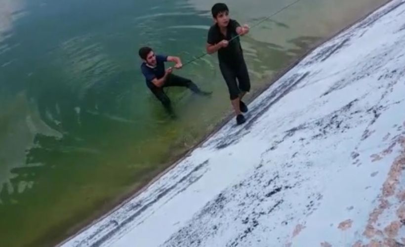 Bursa'da gölete düşen çocuğu iple yukarı çıkardılar