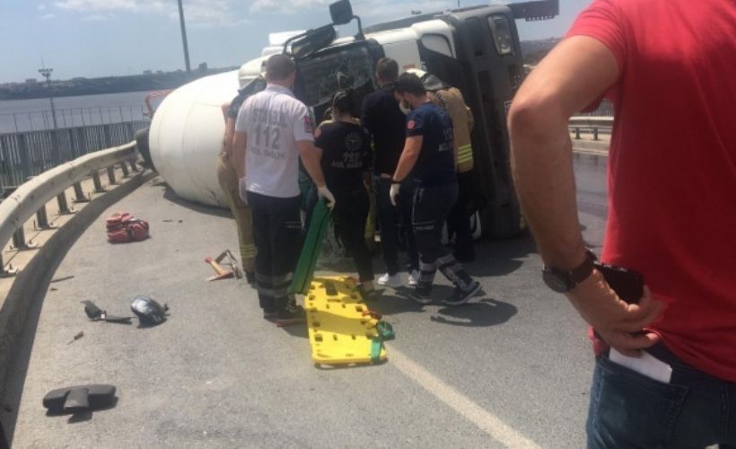 Beton mikseri yolda devrildi: 1 yaralı