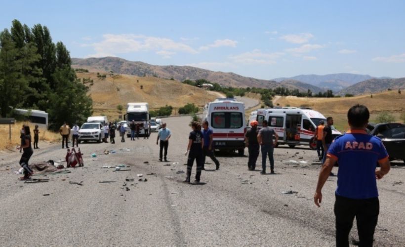 Tunceli-Elazığ karayolunda feci kaza: 1 ölü, biri bebek 5'i ağır 17 yaralı