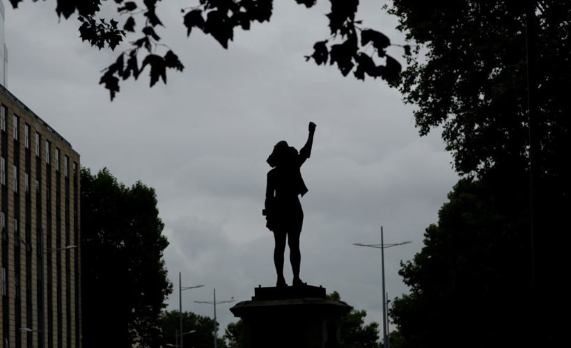 Köle tüccarı heykeli kaldırıldı! Yerine protestocunun heykeli dikildi