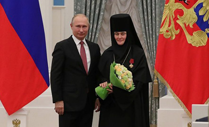 Putin, kadın manastırın yöneticisine son model Mercedes hediye etti