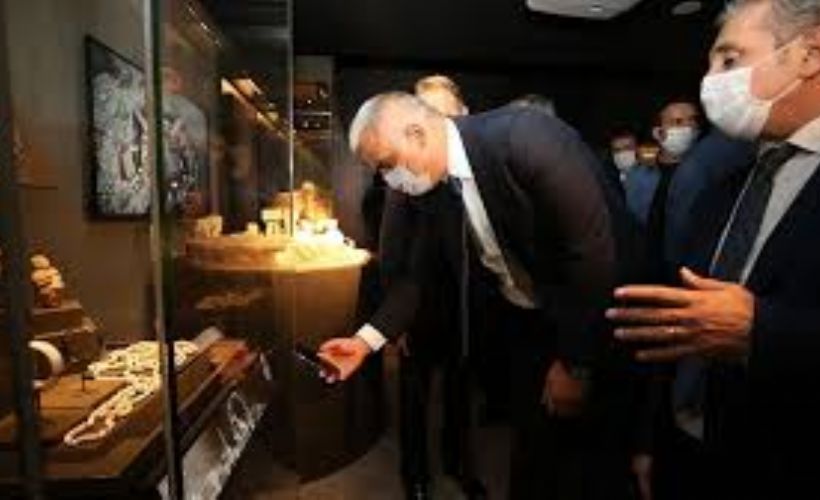 İstanbul Havalimanı Müzesi, 'Türkiye'nin Hazineleri-Tahtın Yüzleri' sergisiyle açıldı