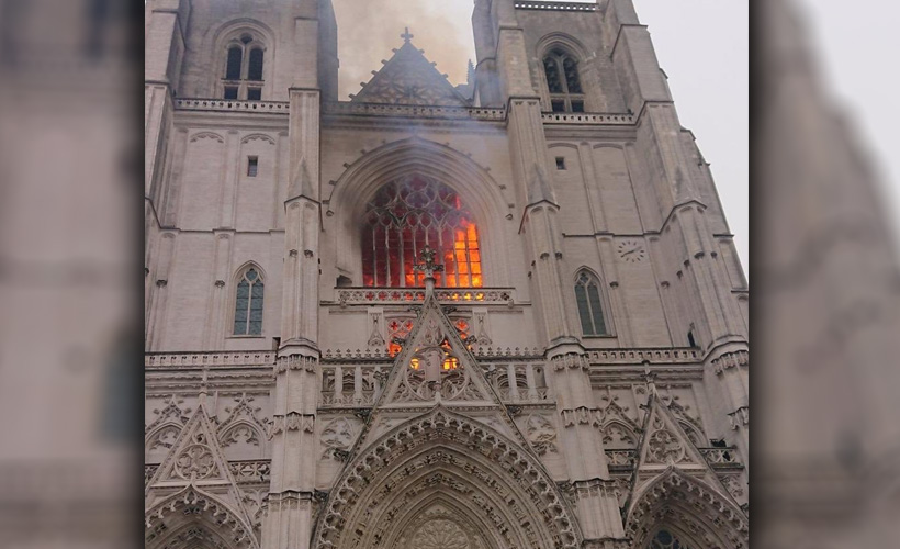 Tarihi Nantes Katedrali’nde yangın