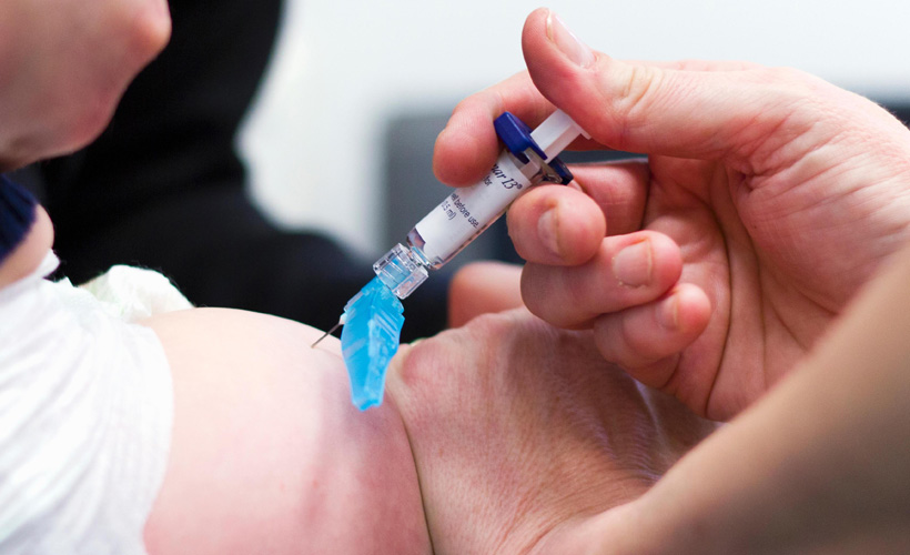 İngiltere'de insan denemelerinde başarılı olan koronavirüs aşısında 'yeni aşamaya' geçildi