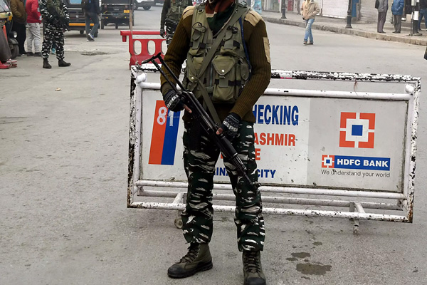 Cammu Keşmir'de çatışma: 3 direnişçi öldü