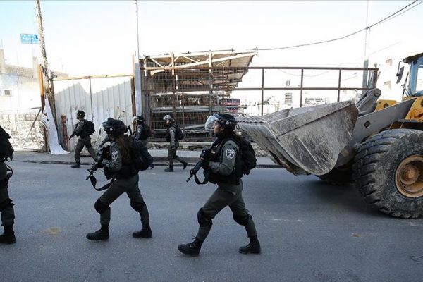 İsrail, işgal altındaki Kudüs'te 2 Filistinli'ye evlerini yıktırdı
