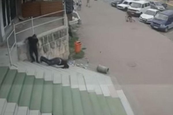 Ukrayna'da sokak ortasında cinayet kamerada