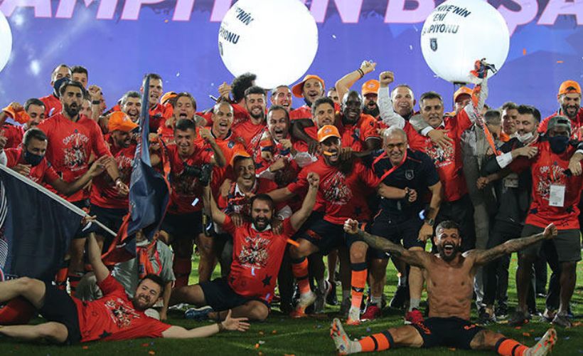 Medipol Başakşehirli taraftarlar şampiyonluğu kutluyor
