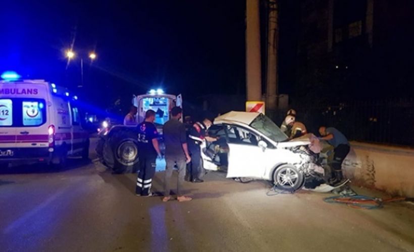 Bursa'da elektrik direğine çarpan araç ikiye bölündü: 3 ölü, 1 yaralı