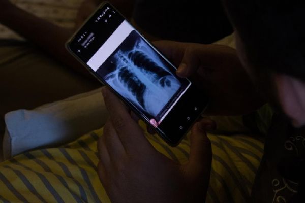 Hindistanlı Müslüman doktorlardan örnek davranış: Hastalara telefon üzerinden danışmanlık veriyorlar