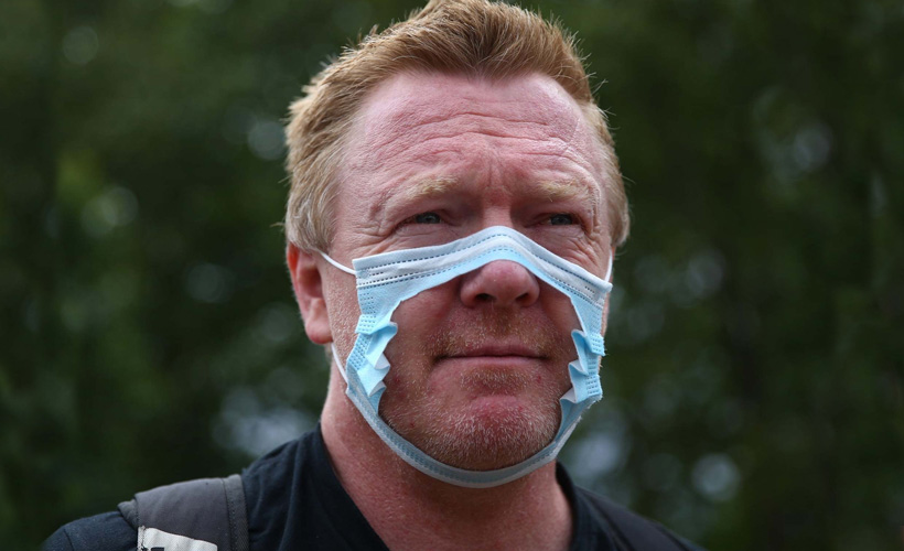 İngiltere'de ''maske'' protestosu