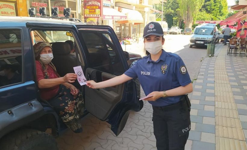 Polis ekiplerinden şiddete karşı broşür dağıtıldı