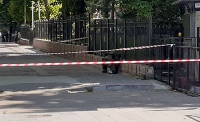 Başkentte Yargıtay binasının önüne bırakılan şüpheli çantadan laptop çıktı