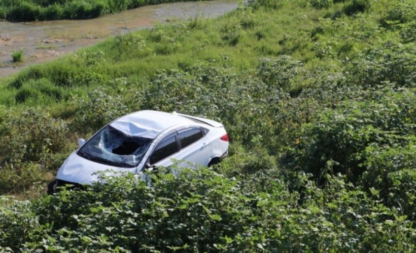 Virajı alamayan otomobil sulama kanalına düştü