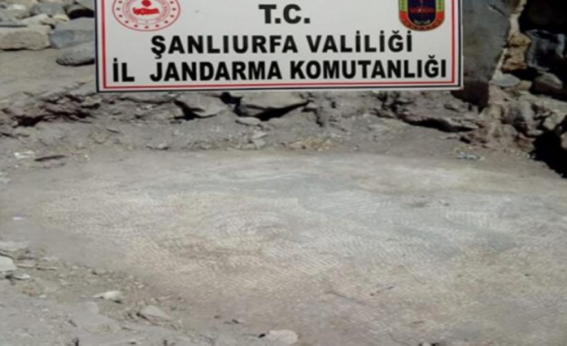 Şanlıurfa'da  Roma Dönemine ait mozaikleri sökmeye çalışan kişileri jandarma suç üstü yakaladı