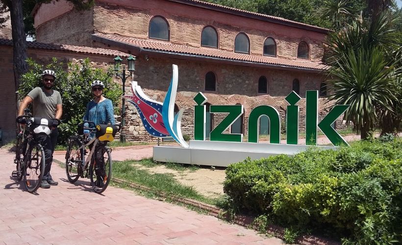 İspanyol turistlere bisikletli çocuklar yardımcı oldu.