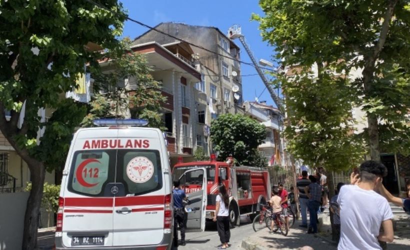 Bahçelievler'de 4 katlı binanın çatısında yürekleri ağıza getiren yangın