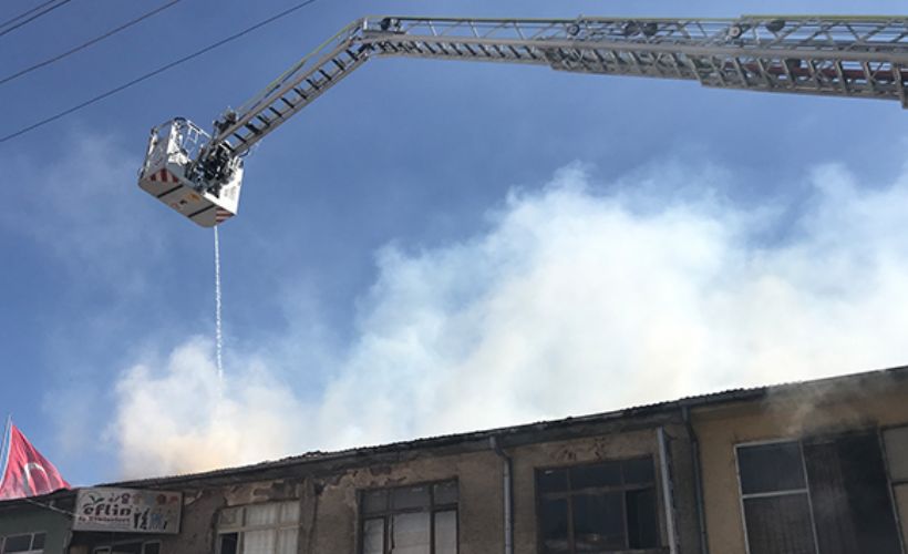 Tekstil atölyesinin çatısında çıkan yangın maddi hasara yol açtı
