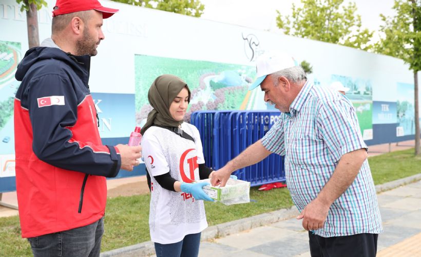 Ayasofya açılışında vatandaşların ihtiyaçları için Kızılay devrede