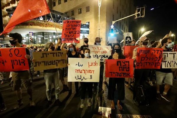 İsrail'de binlerce kişi Başbakan Netanyahu'yu protesto etti