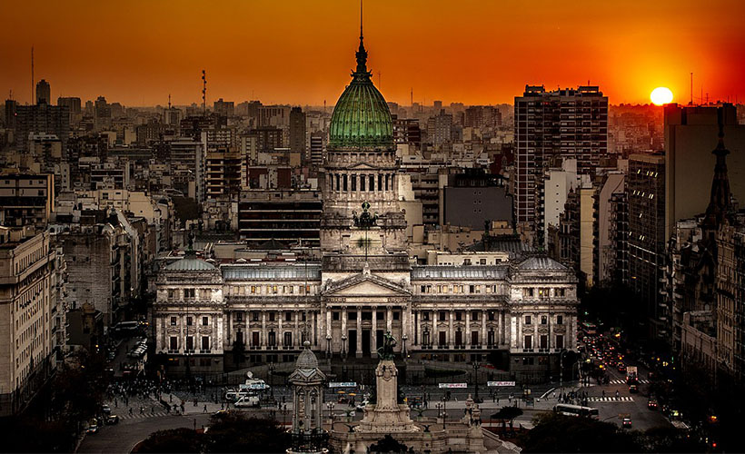 Arjantin’de milletvekili ve senatörlerin maaşlarına korona darbesi