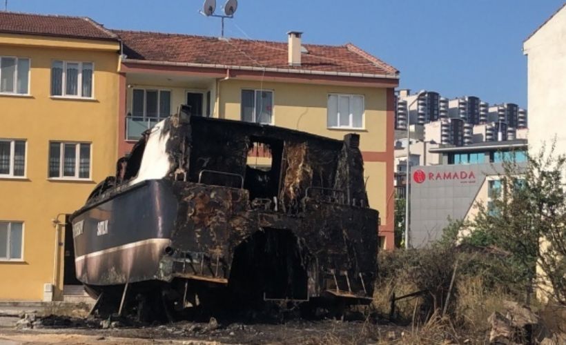 Bursa'da karaya çekilen lüks yat alev aldı