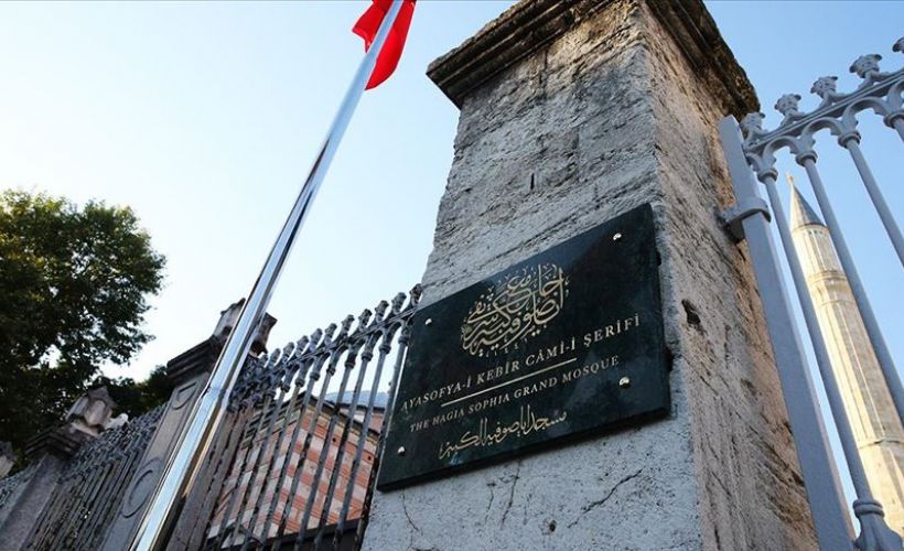 Ayasofya Camisi'ne 'Ayasofya-i Kebir Cami-i Şerifi' tabelası asıldı