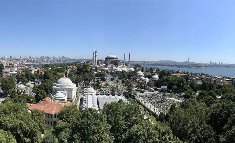 Vatandaşlar Ayasofya-i Kebir Cami-i Şerifi'ne gelerek cuma namazı kılmak için beklemeye başladı