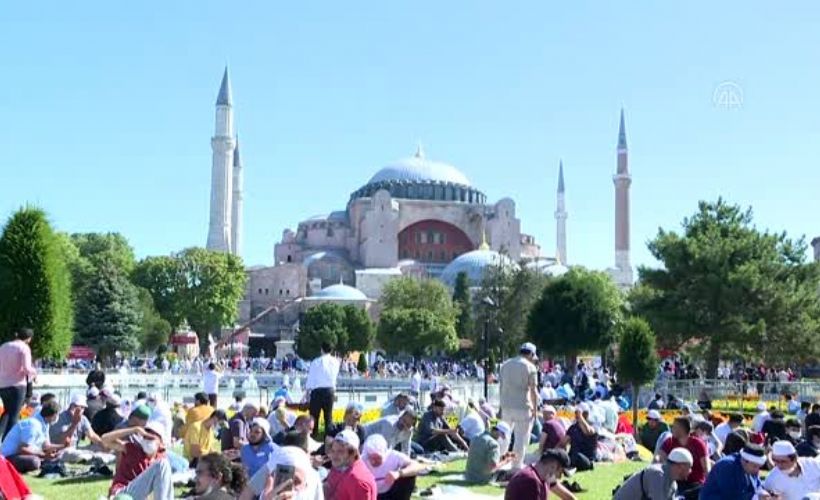 Ayasofya'da cuma namazı için bekleyen vatandaşlara pandemi tedbirleri anonsları yapılıyor