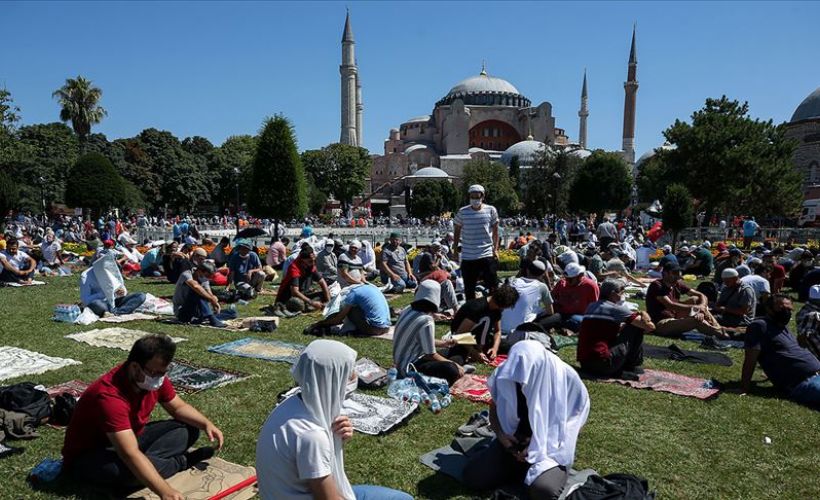 Ayasofya-i Kebir Camii çevresindeki namaz kılma alanlarının dolması üzerine girişler durduruldu