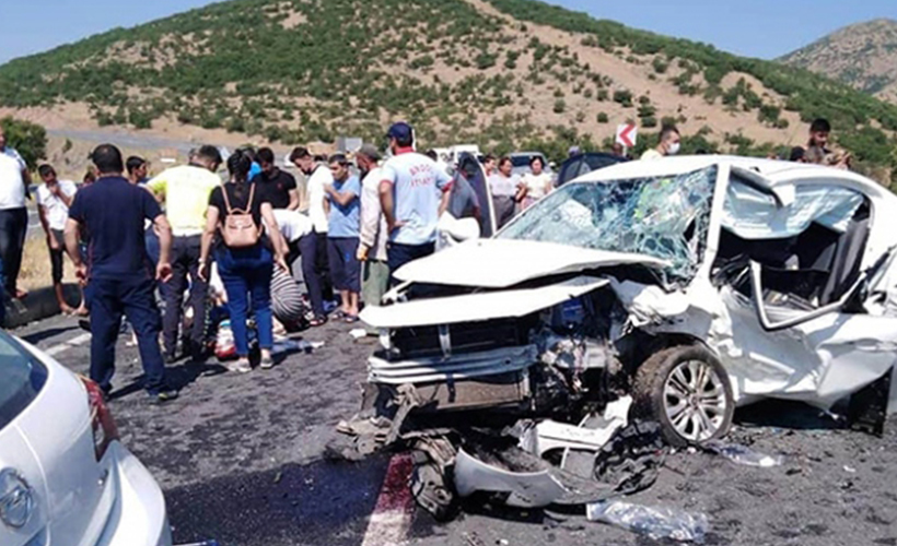 Bingöl'de iki otomobil  çarpıştı: 2 ölü, 5 yaralı