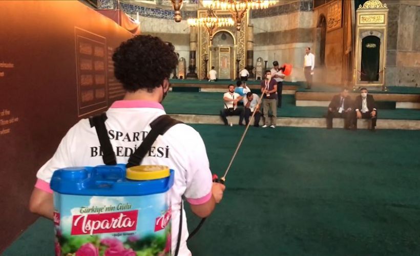 Ayasofya-i Kebir Cami-i Şerifi'ne, Isparta'dan getirilen gül kokusu sıkıldı