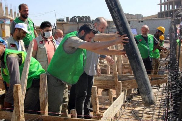 İHH Afrin'de 1500 kişilik cami inşaatına başladı