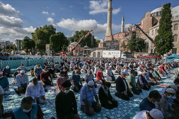 Vatandaşlar akın akın Ayasofya-i Kebir Cami-i Şerifi'ni ziyaret ediyor