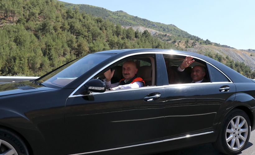 Bakan Karaismailoğlu, açılışını yaptığı çevre yolunda araç kullandı