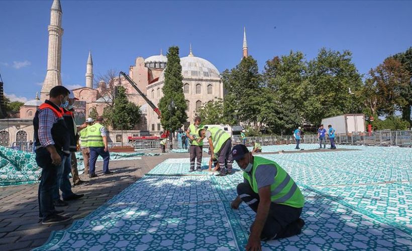 Ayasofya Meydanı'na cemaat için hasır seriliyor