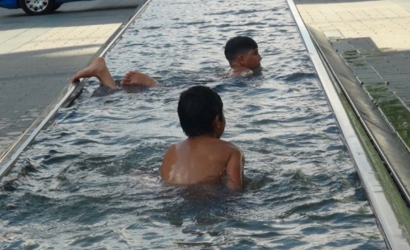 Taksim'de üç çocuk tehlikeli havuzu oyuna çevirdi