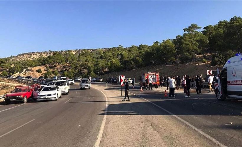 Mersin'de askerleri taşıyan otobüs devrildi