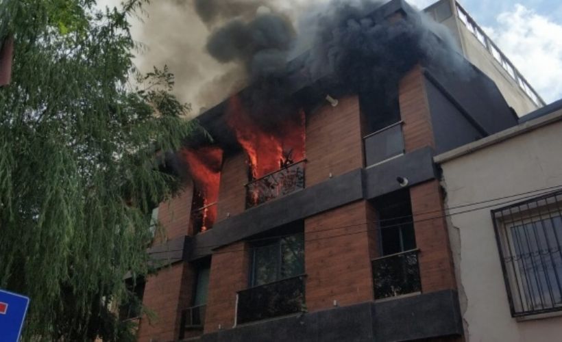 Beyoğlu'nda çıkan yangın telaş yarattı
