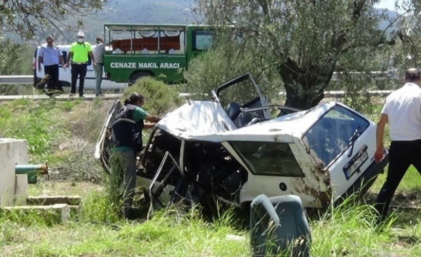 Balıkesir'de şarampole yuvarlanıp zeytin ağacına çarpan otomobilde 2 kişi hayatını kaybetti