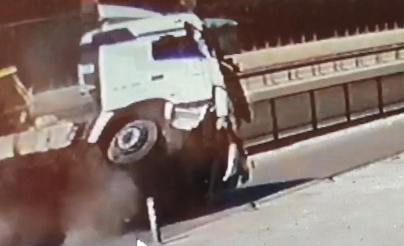 Bor madeni yüklü kamyon devrildi