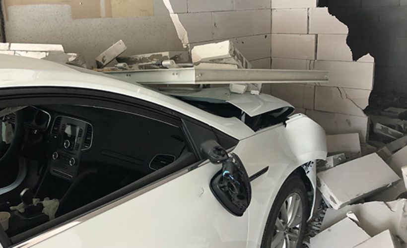 Gaz ile freni karıştırınca inşaat halindeki dükkana daldı