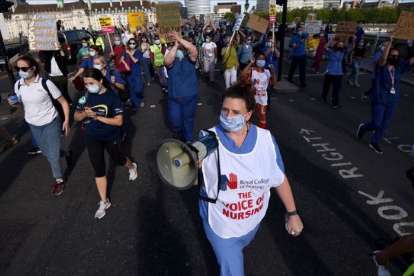İngiliz sağlık çalışanları zam talebiyle hükümeti protesto etti