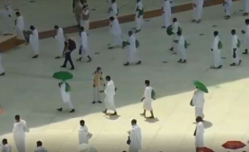 Hacı adayları Kovid-19 önlemleri gölgesinde ilk tavaflarını yapıyor